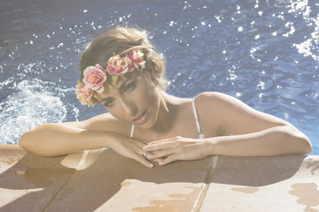 Obraz na płótnie Canvas Bella mujer en la piscina