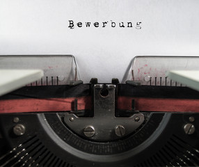 bewerbungsschreiben - geschrieben auf einer alten schreibmaschine - konzept suche nach fachkräften...