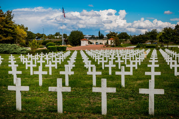 Alignement de croix au cimeti&egrave;re Am&eacute;ricain de la n&eacute;cropole de La Doua &agrave; Villeurbanne