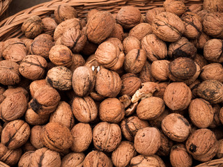 Orzechy włoskie w koszyku