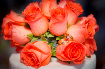 anillo de bodas en rosas