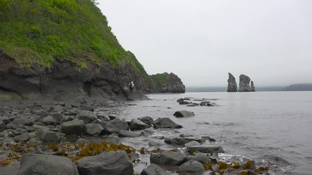 Утро на берегу крупнейшей в мире Авачинской бухты. Острова Три Брата. Петропавловск Камчатский. Путешествие по полуострову Камчатка.