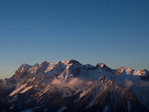 Sonnenuntergang an den Hauser Alpen mit wolkenlosem Himmel