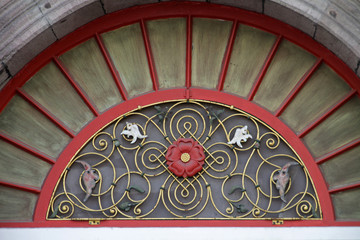 Ziergitter in einem Torbogen