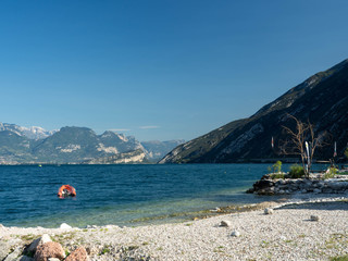 Fototapeta na wymiar Beautiful peaceful lake Garda, Italy. Autumn, blue sky and bright sun.