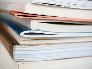 Stapel Magazine und Prospekte - Lesen, Bildung, Recherche