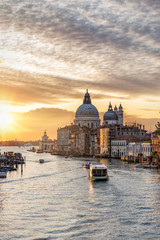 Obraz na płótnie Canvas Blick auf die Basilica Santa Maria della Salute bei Sonnenaufgang in Venedig, Italien