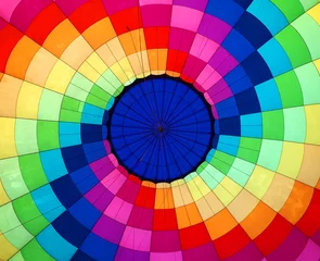 Gardinen Mehrfarbige Ansicht des Heißluftballons von innen © Lsantilli