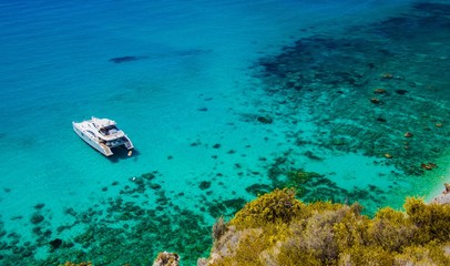 Fototapeta na wymiar Yate familiar disfrutando del verano en las islas ionicos