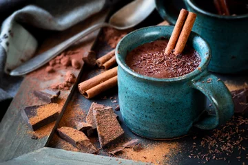 Poster Kop warme chocolademelk met een kaneelstokje en de vlokken geraspte pure chocolade © kuvona