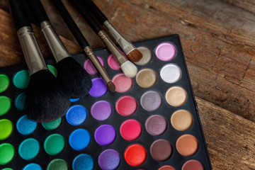 Obraz na płótnie Canvas make-up palette and brushes