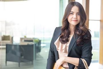 Obraz premium Beautiful Asia business woman over blue office background.
