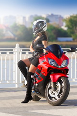 Obraz premium Motocykl, kobieta, czarna sukienka, buty, kask, pozowanie