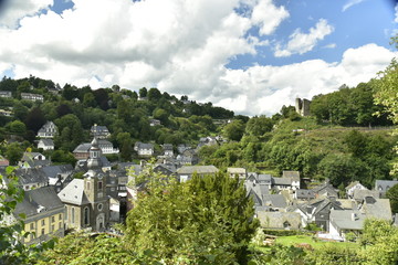 Eclaircie sur le centre historique de Monschau en plein coeur de massif bois&eacute; de l'Eifel en Allemagne Occidentale 