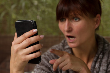 wütende Frau am Video- Telefon 