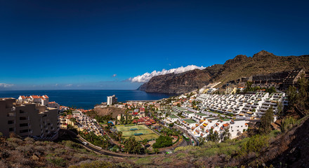 Die Felsen von Los Gigantes auf Teneriffa als Panorama