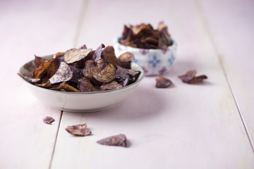 Chips aus violetten Kartoffeln