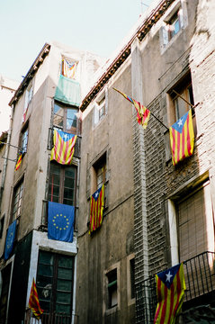 Estelada and European flags hanging from balconies in Barcelona