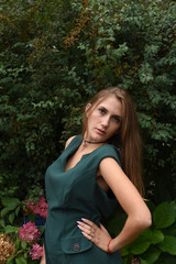 donna, done ritratto  donna fiori natura piazza modella posare abiti donna