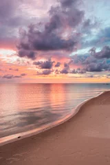 Foto op Plexiglas Strand en zee Mooie levendige zonsondergang bij paradijsstrand Borneo Maleisië