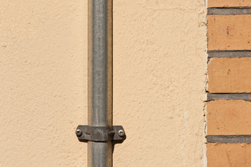Eine mit Schrauben auf einer Wand befestigte Schelle aus Metall