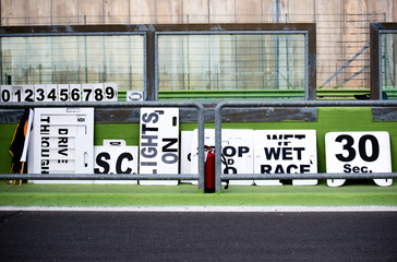 Veel boards voor motorsportracecontrole in de pitlane van het circuit