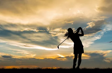 Cercles muraux Golf golfeur silhouette jouant au golf pendant le beau coucher de soleil