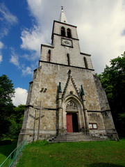 Fototapeta na wymiar Piękny kościół w czeskim miasteczku Travna - piękna, strzelista fasada i wieża