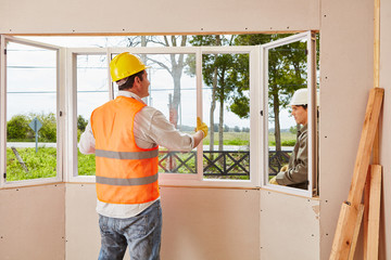 Monteure von Glaserei beim Fenster Einbau