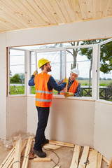 Zwei Monteure beim Einbau von Fenster