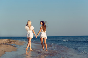 Fototapeta premium Female friends on vacation