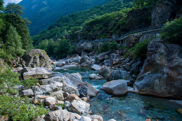 spettacolare riserva della val verzasca in svizzera