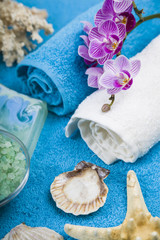 Obraz na płótnie Canvas Spa treatments on a blue towel