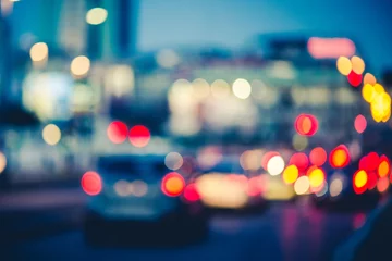 Deurstickers Veelkleurige bokeh van auto& 39 s tijdens het spitsuur in het stedelijk gebied van Milaan - Intreepupil verkeersopstopping op snelwegkruising - Vervoersconcept met wazige voertuigen & 39 s nachts - Donkere levendige kleurtonen filter © UMB-O