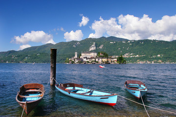 Fototapeta na wymiar Orta, il lago e l'isola di San Giulio