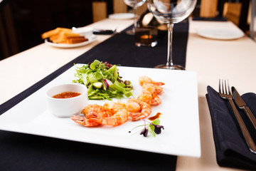 Tempura shrimps with salad