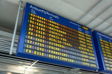 Blue display with arrivals at the airport in German and English