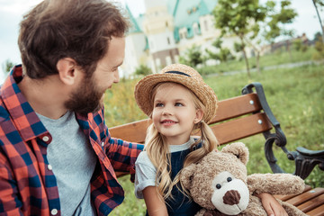 Obraz premium family resting on bench