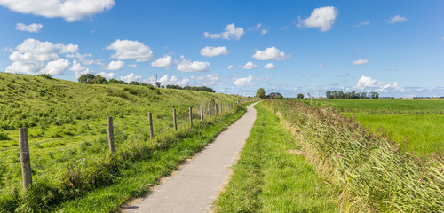 Fototapeta na wymiar Panorama of a bicycle path along a dike near Garnwerd