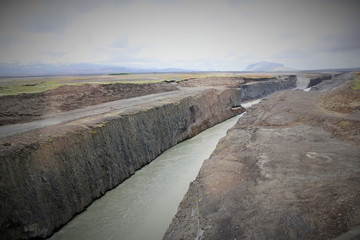 Islande, canal dans le désert du Landmannalaugar