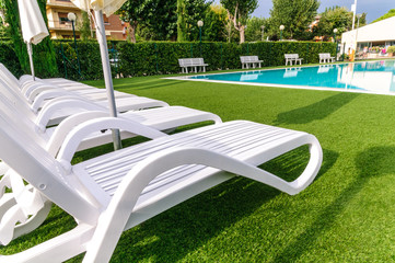 Lettini su bordo piscina