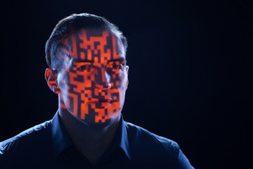 QR Code im Gesicht einer Person