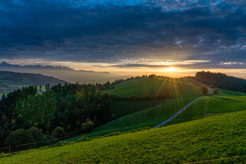 Sonnenuntergangsstimmung über dem Emmental und den Voralpen, Aebersold, Schweiz