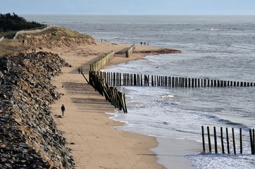 Pieux anti érosion de l'épi des Eloux, plage des Eloux, sur l'île de Noirmoutier en Vendée