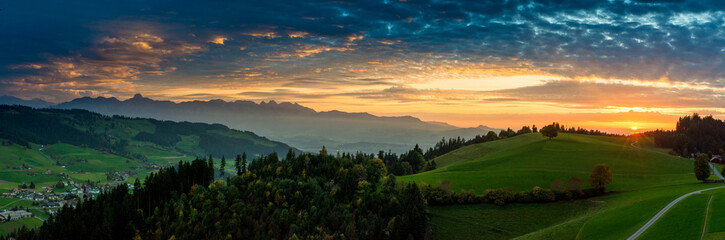 Sonnenuntergangs-Panorama über dem Emmental und den Voralpen, Aebersold, Schweiz