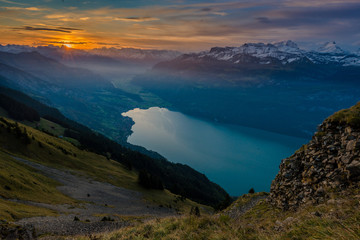 Fototapeta na wymiar Sonnenaufgang über Brienz und Brienzersee von der Allgäu Lücke, Berner Oberland Schweiz
