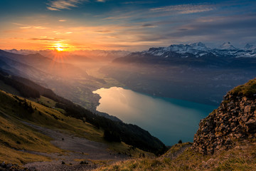 Fototapeta na wymiar Sonnenaufgang über Brienz und Brienzersee von der Allgäu Lücke, Berner Oberland Schweiz
