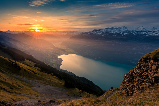 Sonnenaufgang &uuml;ber Brienz und Brienzersee von der Allg&auml;u L&uuml;cke, Berner Oberland Schweiz