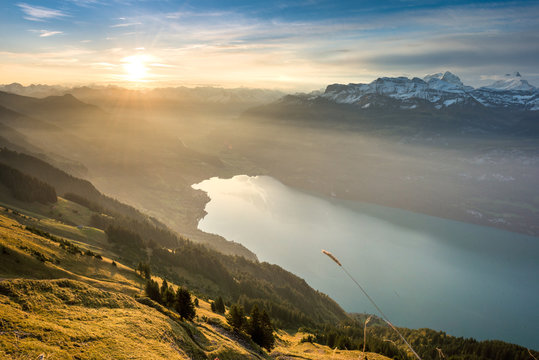 Sonnenaufgang &uuml;ber Brienz und Brienzersee von der Allg&auml;u L&uuml;cke, Berner Oberland Schweiz
