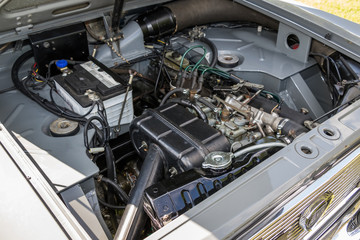 古い車のエンジンルーム　Old engine of retro car